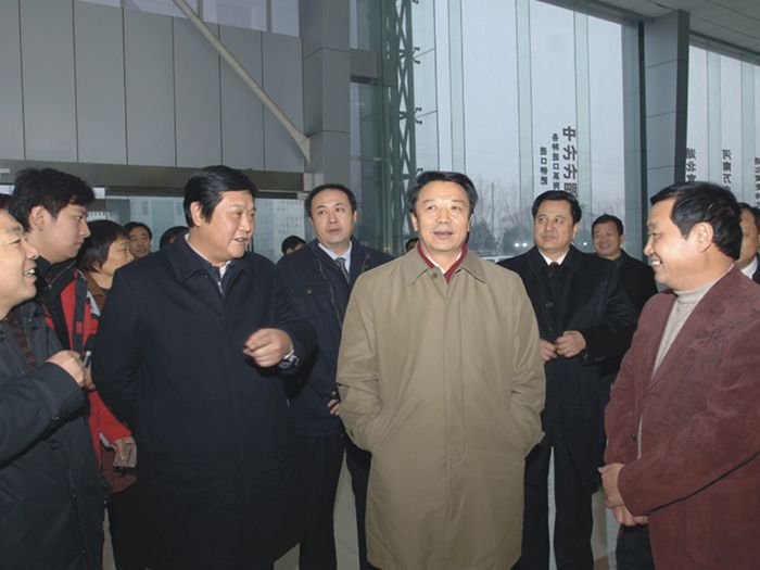 時任中華全國供銷合作總社黨組書記王君（前排右二）到猫咪官网在线观看集團調研