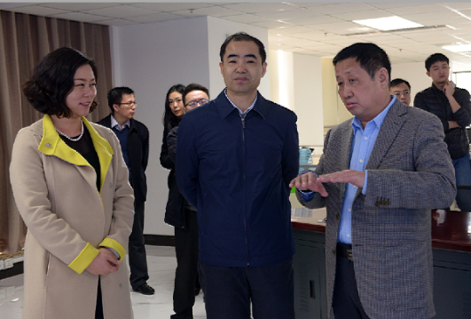 時任商務部綜合司副司長宋立洪（前排中）到猫咪官网在线观看集團指導工作
