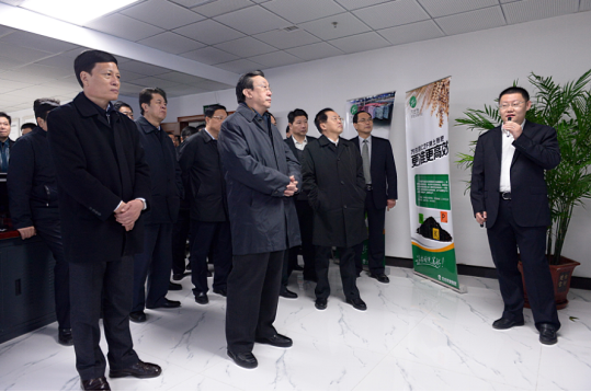時任河南省省委書記郭庚茂（前排左二）、省長謝伏瞻（前排左一）蒞臨猫咪官网在线观看集團指導工作