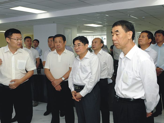 農村工作領導小組副組長袁純清（右二）一行蒞臨猫咪官网在线观看園農資交易平台考察調研